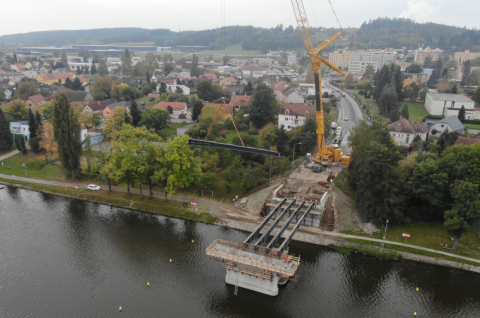 Stavba mostu v Týně nad Vltavou pokračuje montáží nosníků.