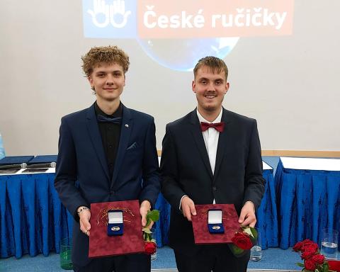 Dvojitého úspěchu dosáhli studenti VOŠ, SPŠ automobilní a technické v Českých Budějovicích v 18. ročníku celostátní přehlídky odborných dovedností České ručičky. Zlaté plakety si z Brna odvezli Pavel Novotný v oboru karosář a Jakub Eliášek v oboru automechanik.