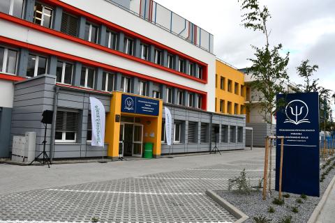 Nové zázemí vzniklo přestavbou objektu na adrese Kněžskodvorská 879/33A. Přesune se sem českobudějovické pracoviště poradny, její ředitelství, Centrum prevence i pracoviště projektu Implementace dlouhodobého záměru Jihočeského kraje.