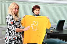 Náměstkyně hejtmana Kozlová pogratulovala seniorům ke 2. místu na sportovních hrách. Dostala od nich triko s podpisy.