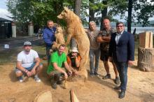 ZOO Hluboká má nové sochy zvířat. Umělci je vytvořili v rámci dřevosochařského sympiozia. Podpořit je přijel i náměstek Pavel Hroch.