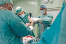 Chirurgové českobudějovické nemocnice operovali inovativní metodou Fasciotens.