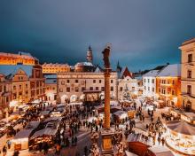 Advent patří v jižních Čechách mezi nejkrásnější období roku. Ulice i náměstí se rozsvěcují světýlky, vůně punče a perníčků láká do centra měst a sváteční atmosféra dýchá z každého koutu.