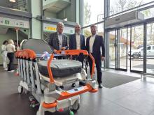 Nemocnice Strakonice převzala nové moderní transportní lůžko od společnosti LINET. Lůžko Sprint 400 získala jako ocenění za vítězství v celostátní anketě HealthCare Institute „Nejlepší nemocnice roku 2025“. Osobně ho vedení nemocnice předali zakladatel HealthCare Institute Daniel Vavřina a za společnost LINET ředitel Filip Těšitel.