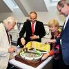 Hejtmanka krájí dort za asistence režiséra Hynka Bočana, ředitele OA Pavla Sekyrky a architekta