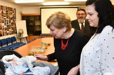 Hejtmanka Stráská přivítala první jihočeské miminko roku 2020.