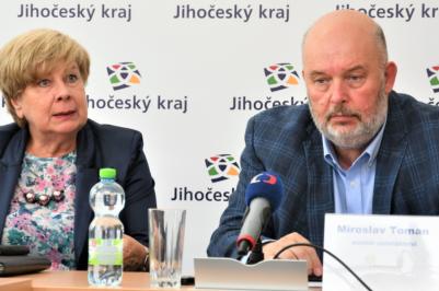 Hejtmanka Jihočeského kraje Ivana Stráská a ministr zemědělství Miroslav Toman během tiskové konference ve středu 19. srpna 2020.