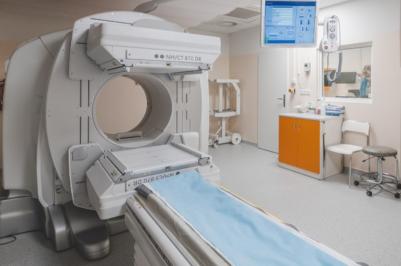 Nemocnice České Budějovice, a.s. dokončila obnovu přístrojového vybavení na Oddělení nukleární medicíny. Z vlastních zdrojů pořídila v hodnotě 16 milionů korun nejmodernější verzi zobrazovacího systému SPECT/CT.
