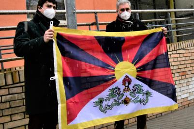 Náměstci Talíř a Klíma vyvěsili před budovou Krajského úřadu Jihočeského kraje tibetskou vlajku.