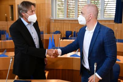 Hejtman Martin Kuba a předseda Spolku pro obnovu venkova Luboš Peterka při podpisu pravidel.