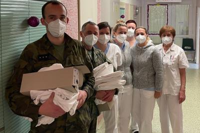 S podzimní covidovou vlnou v prachatické nemocnici pomáhají i vojáci.