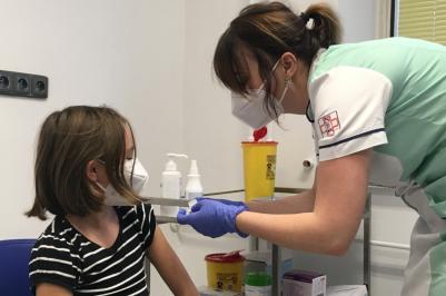 Strakonická nemocnice dnes začala s očkováním dětí od pěti let. Páteční odpoledne od 14:30 do 19:00 hodin je vyčleněné v očkovacím centru nad lékárnou pro věkovou kategorii 5 - 11 let. 