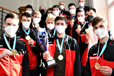 Republikoví mistři ve středoškolské atletice jsou z Tábora! Mladým borcům gratuloval náměstek Klíma.