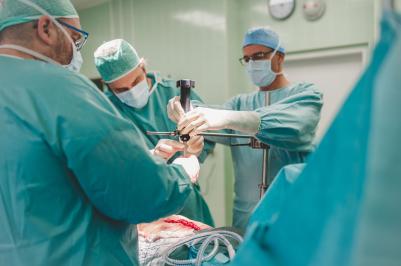 Chirurgové českobudějovické nemocnice operovali inovativní metodou Fasciotens.