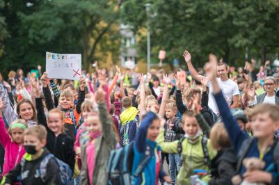 Ilustrační foto: dav dětí jde do školy © archiv Pěšky městem.