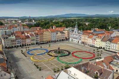 Náměstí Přemysla Otakara II. se proměnilo v obří olympijské kruhy (foto: Aleš Motejl / Art4Promotion)