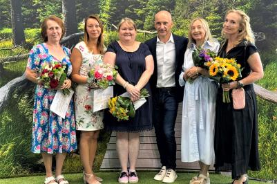 Hejtman Kuba společně s paní ředitelkou Šťastnou zároveň ocenili nejaktivněji nakupující zařízení (podle výše objednávky/strávníka) a předali jim ocenění a dary.