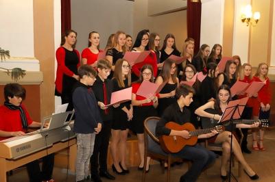 Studenti Gymnázia Prachatice uspořádali benefiční koncert pro Adama Poštu.