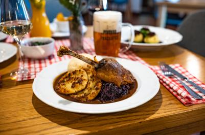 Svatomartinské hody jsou tady! Jižní Čechy voní pečenou husou a mladým vínem. (Foto: Klika Kitchen)
