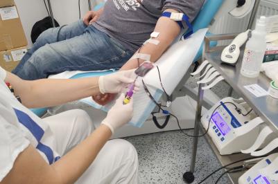 V Nemocnici Prachatice, a.s. se tento týden poprvé darovala krev. Pod záštitou Nemocnice České Budějovice, a.s. se v prachatické nemocnici otevřelo centrum dárců krve. Prachatičtí budou moci ve své nemocnici krev darovat vždy jednou za měsíc.