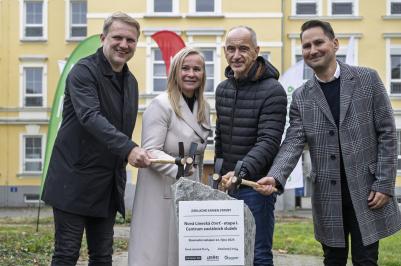 Symbolickým poklepáním základního kamene dnes oficiálně začala přestavba dolního areálu bývalé nemocnice v Českých Budějovicích. Na jeho místě vznikne moderní centrum sociálních služeb Nová Linecká čtvrť, které nabídne špičkové zázemí pro seniory, osoby se zdravotním postižením a také byty pro zástupce klíčových profesí.