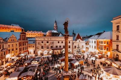 Advent patří v jižních Čechách mezi nejkrásnější období roku. Ulice i náměstí se rozsvěcují světýlky, vůně punče a perníčků láká do centra měst a sváteční atmosféra dýchá z každého koutu.