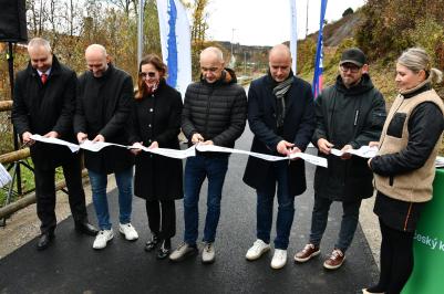 Jihočeský kraj slavnostně otevřel další etapu Vltavské cyklostezky, tentokrát v Českém Krumlově.