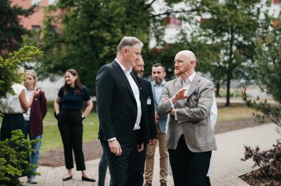 Nemocnici České Budějovice, a.s. navštívil ve středu britský velvyslanec Matt Field. Během návštěvy ho provázel generální ředitel Nemocnice České Budějovice, a.s. MUDr. Ing. Michal Šnorek, Ph.D.