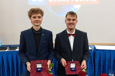 Dvojitého úspěchu dosáhli studenti VOŠ, SPŠ automobilní a technické v Českých Budějovicích v 18. ročníku celostátní přehlídky odborných dovedností České ručičky. Zlaté plakety si z Brna odvezli Pavel Novotný v oboru karosář a Jakub Eliášek v oboru automechanik.