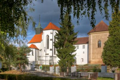 Muzeum Jindřichohradecka připravilo také na letošní prázdniny sérii nočních komentovaných prohlídek gotického kostela sv. Jana Křtitele ve Štítného ulici. Každý prázdninový pátek od 20.00 hodin se návštěvníci vydají do míst opředených pověstmi, tajemstvím i jedinečnou historií.